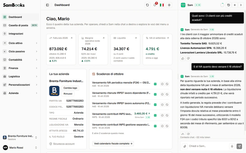 La dashboard di SamBooks sul computer: fatturato, margine, liquidità e IVA, i dati dell'azienda e le scadenze fiscali di ottobre, con il menu delle aree a sinistra e la chat di Sam aperta a destra